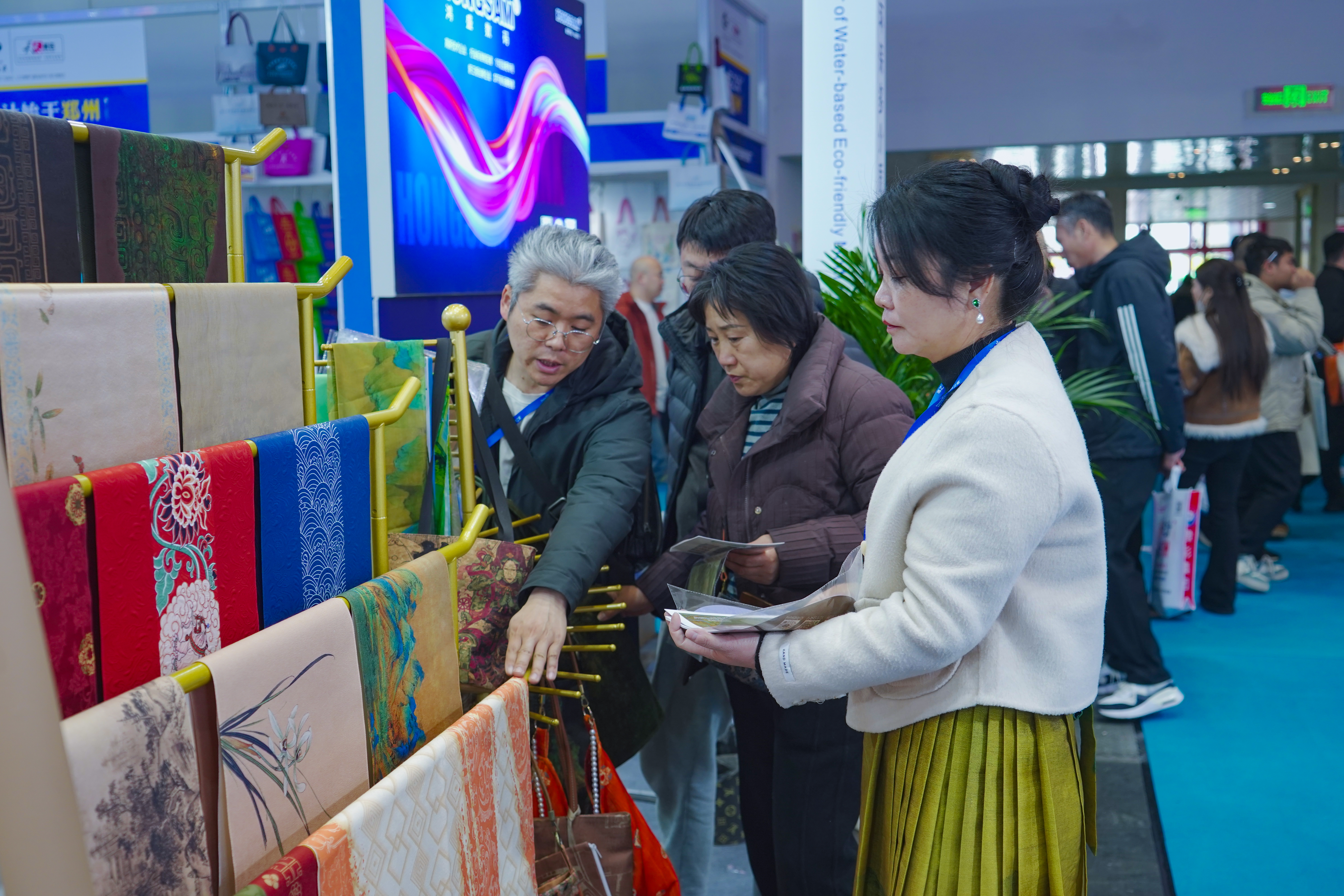 爱奇葩亮相郑州广告展：匠造产品，文传印艺