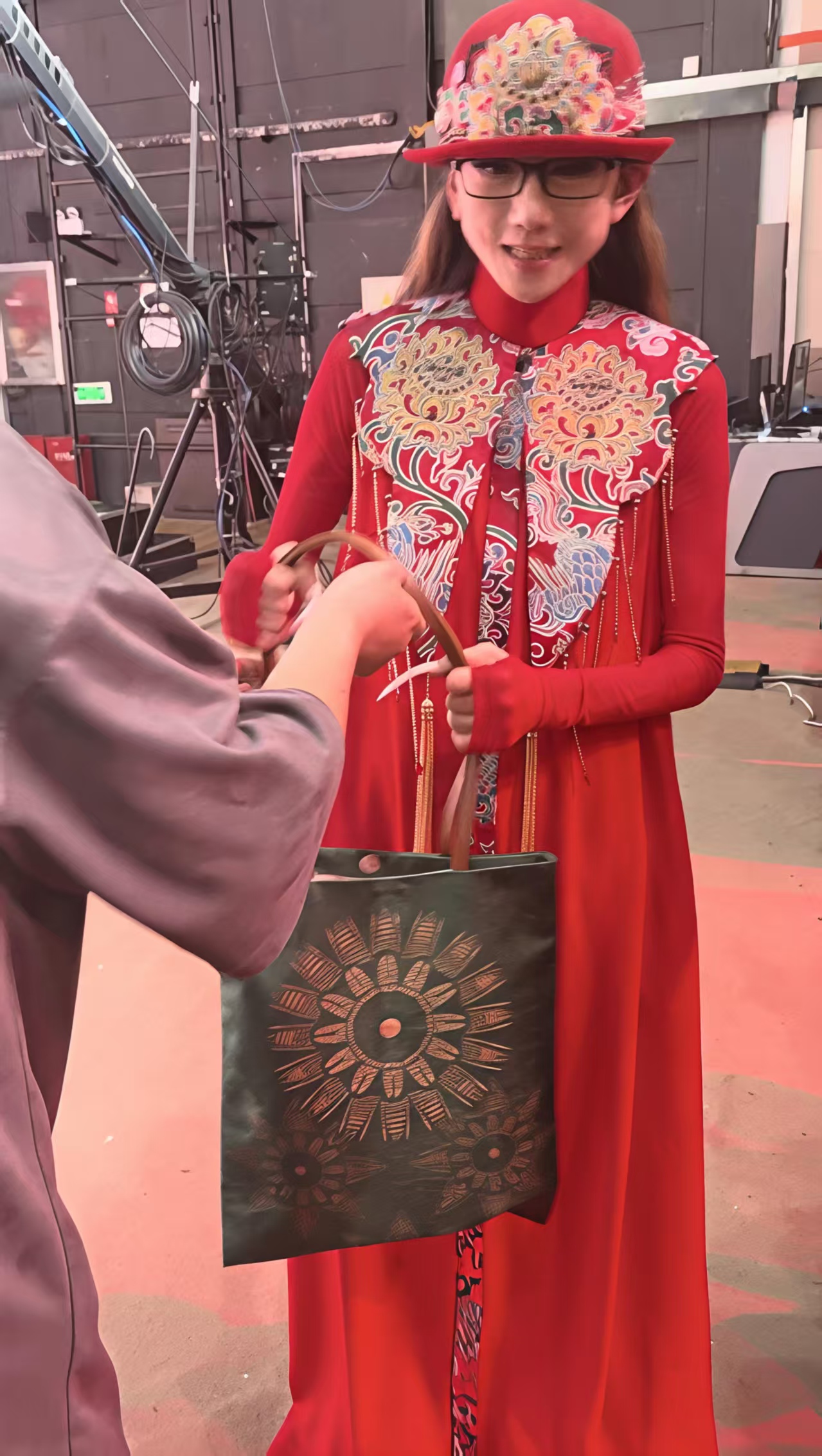 爱奇葩给河南春晚的伴手礼，送给杨丽萍老师啦！