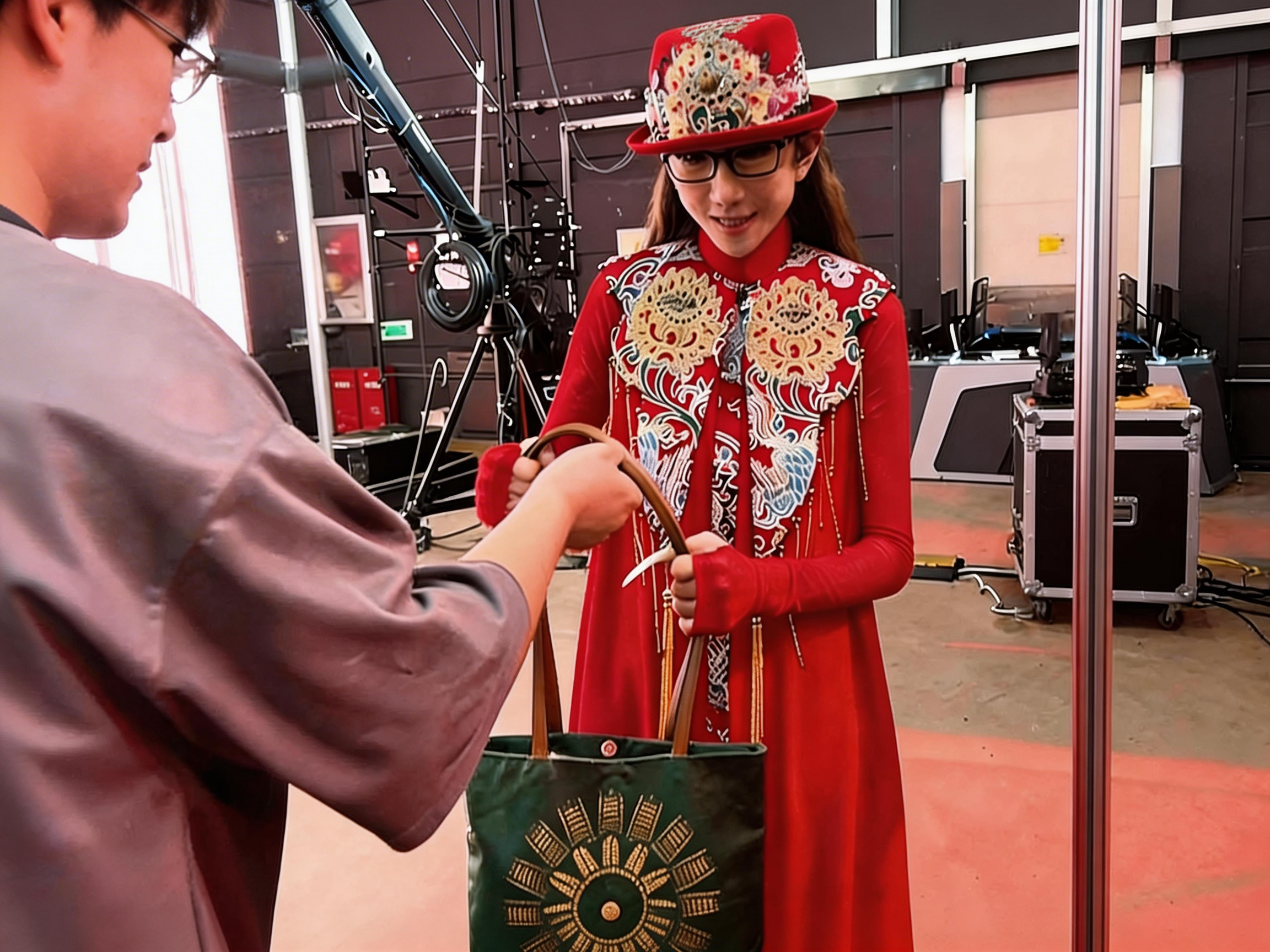 爱奇葩给河南春晚的伴手礼，送给杨丽萍老师啦！